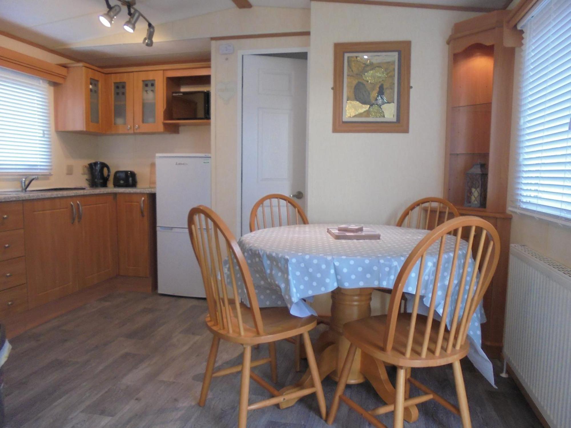 Modern 2 Bedroom Static Caravan - Lyons Kingsley Holiday Park - Pensarn, Abergele - Pet Friendly Eksteriør billede