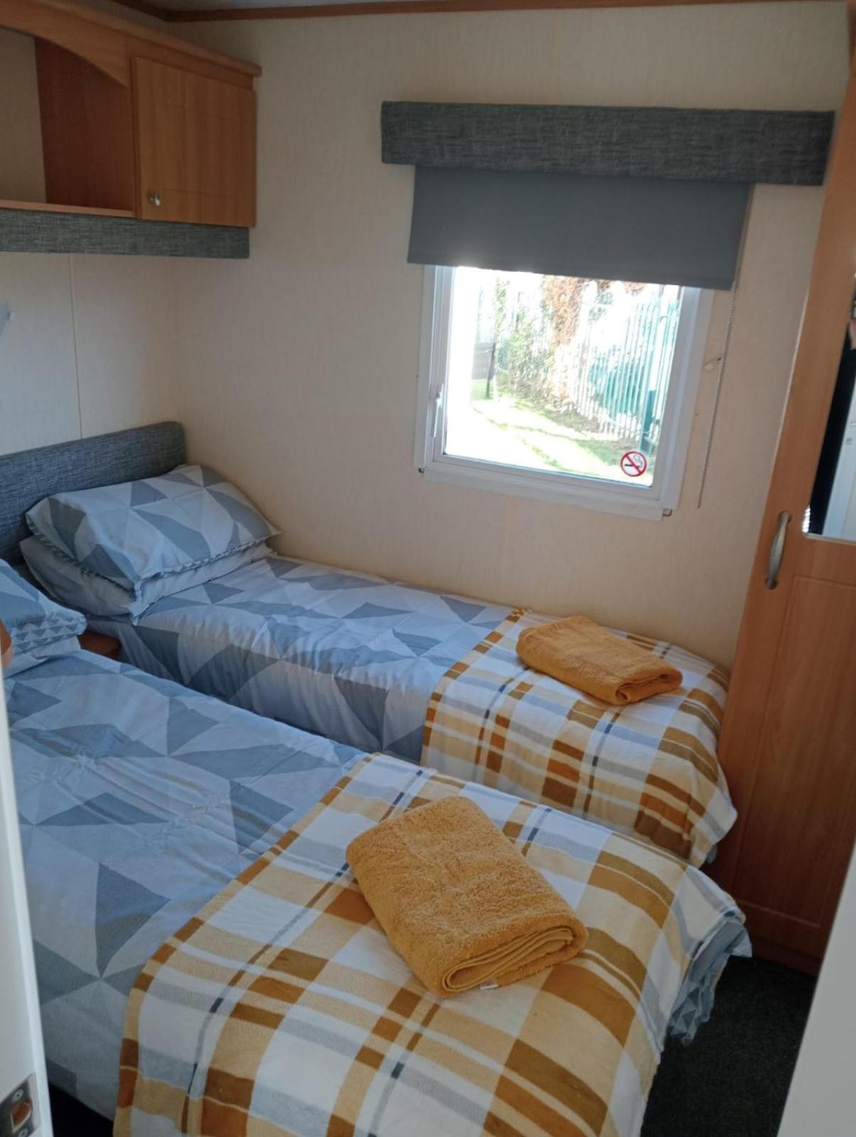 Modern 2 Bedroom Static Caravan - Lyons Kingsley Holiday Park - Pensarn, Abergele - Pet Friendly Eksteriør billede
